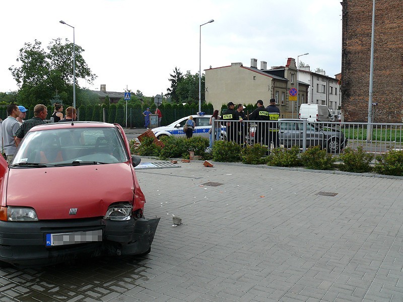 Kalisz: Wypadek na skrzyżowaniu ulic Polnej i Widok. Pijany kierowca uciekał przed policją. ZDJĘCIA