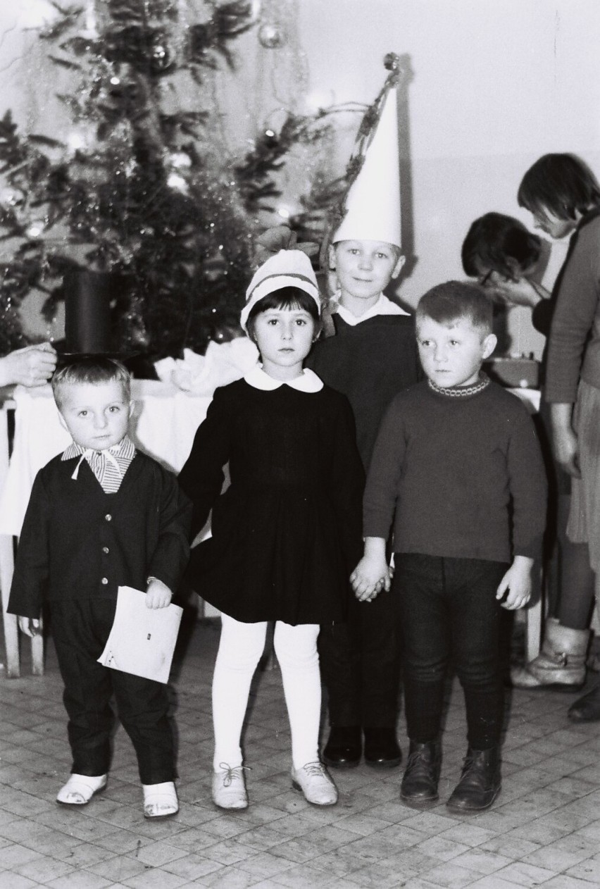 Zabawa choinkowa w sieradzkim przedszkolu 50 lat temu