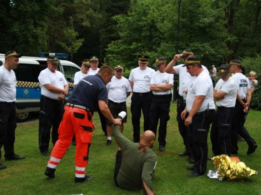 Strażnicy miejscy z Wejherowa ćwiczyli w parku udzielanie pierwszej pomocy. Scenka: bójka z nożem [ZDJĘCIA]