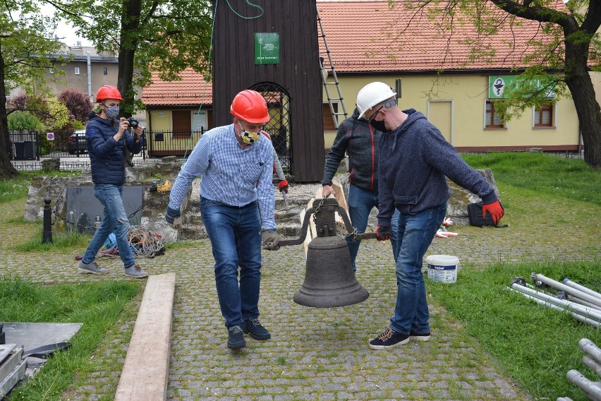 Zdemontowano stary dzwon z wieży gwarków. Trafi on teraz do...