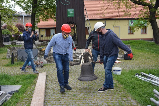 Zdemontowano stary dzwon z wieży gwarków. Trafi on teraz do muzeum w Tarnowskich Górach. Zobacz kolejne zdjęcia. Przesuwaj zdjęcia w prawo - naciśnij strzałkę lub przycisk NASTĘPNE >>>