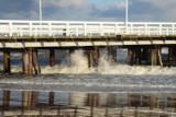 Sopot posztormowo. Tak po wichurze wygląda sopocka plaża i molo [ZDJĘCIA]