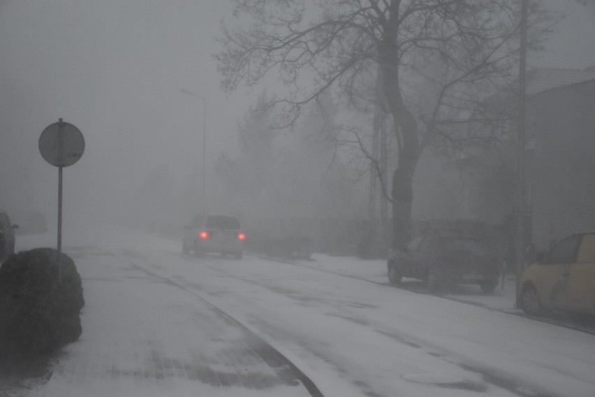 Gwałtowna burza śnieżna przechodzi nad Pleszewem
