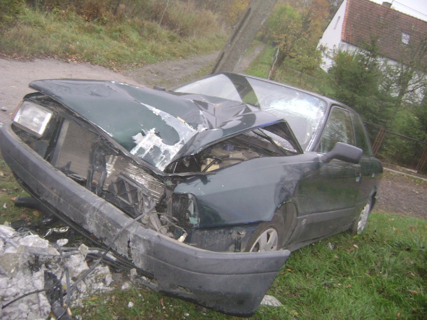 Wypadek w Łankiejmach. Samochód uderzył w słup