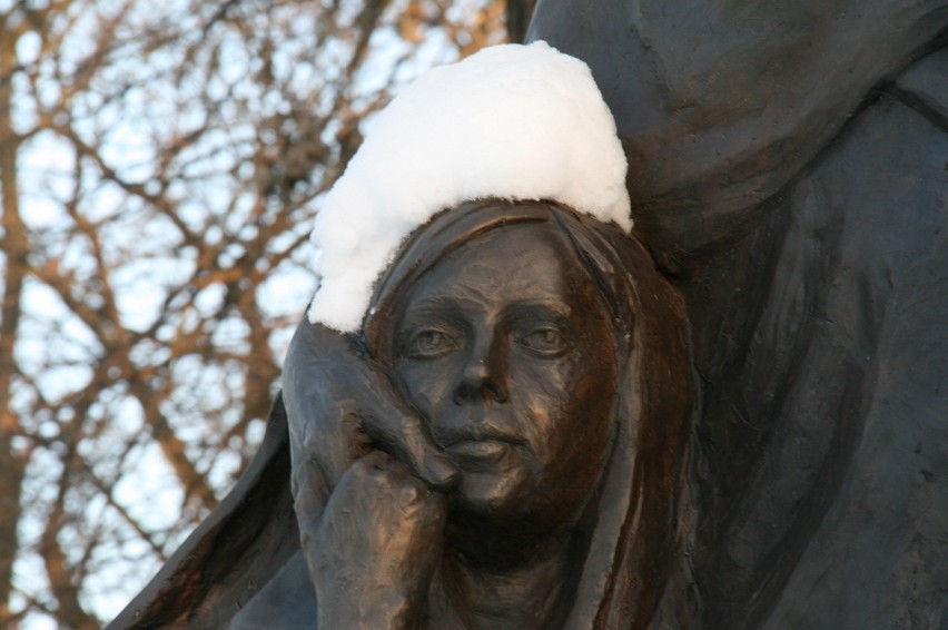 Dziewczynka z pomnika Matki Sybiraczki