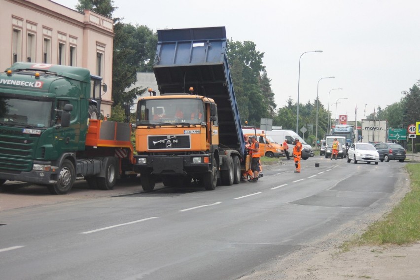 Trwają prace naprawcze nawierzchni. Tym razem korki na Mickiewicza w Krotoszynie [ZDJĘCIA]