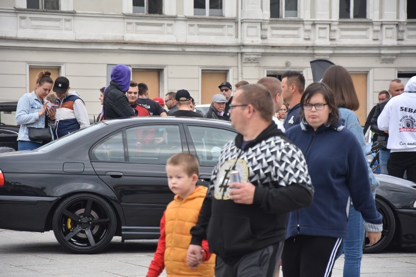 Pierwsze samochodowe zakończenie sezonu na płycie rynku w Wągrowcu. Zobacz zdjęcia