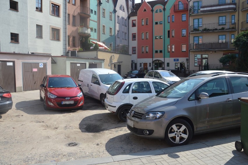 Miasto dostało w spadku... podwórko. co z nim zrobi?