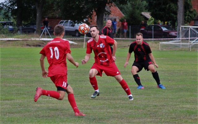 Na zdjęciach ligowy mecz: LZS Kowalewice - MKS Sława Sławno 1:3 