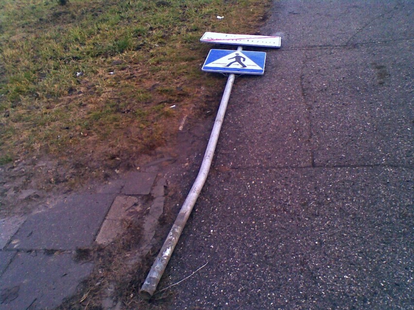 Ul. Diamentowa: Przewrócony znak "przejście dla pieszych".
