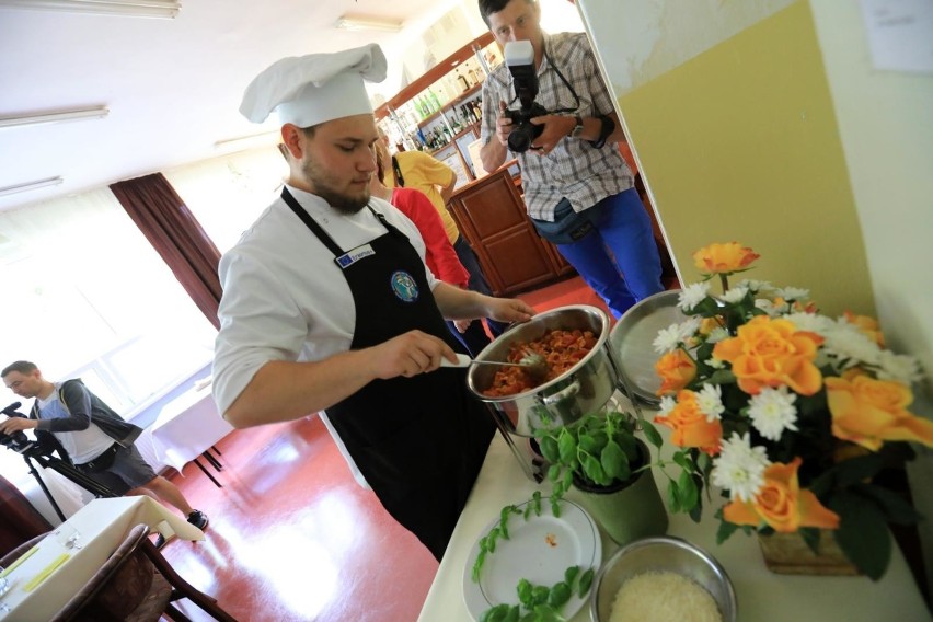 Zespół Szkół Gastronomiczno-Hotelarskich mieści się przy ul....