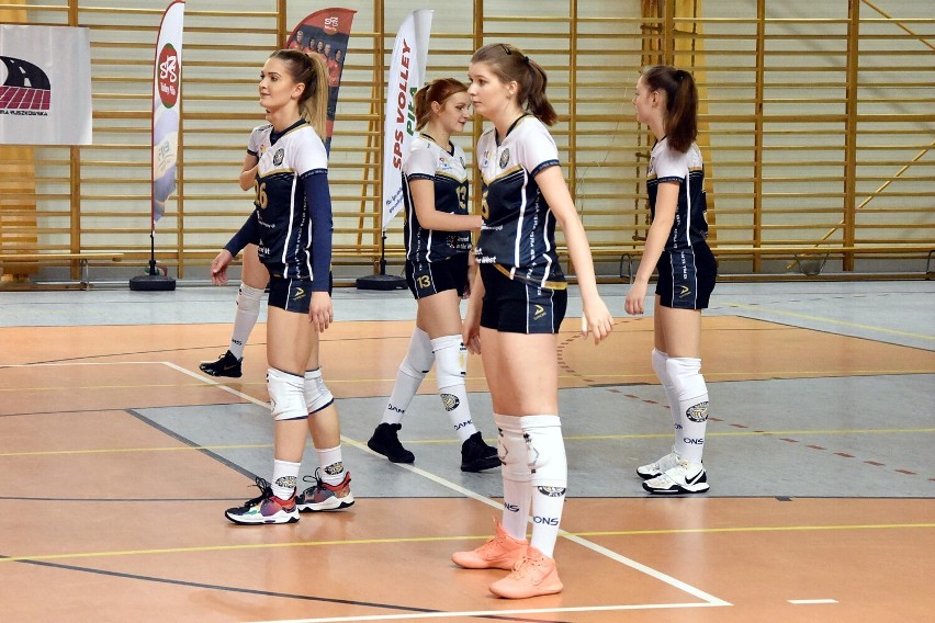 Siatkówka kobiet. W meczu na szczycie III ligi SPS Volley Piła uległ nieznacznie KS Piła. Zobaczcie zdjęcia