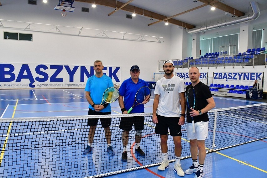 W hali sportowej w Zbąszynku grano w tenisa ziemnego.