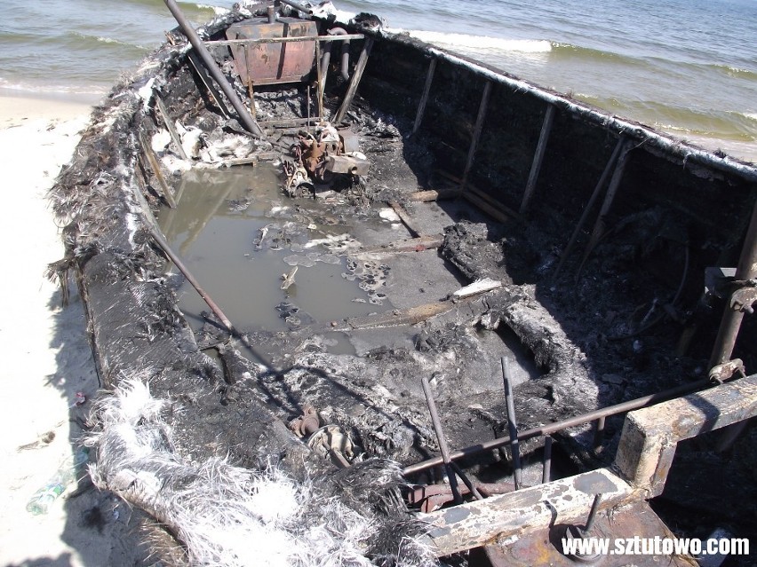 Pożar kutra rybackiego na plaży w Kątach Rybackich. Łódź spłonęła doszczętnie [ZDJĘCIA]
