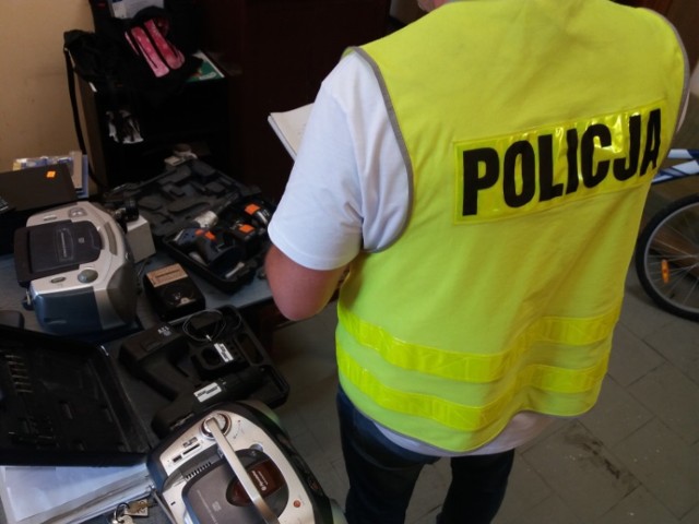 Policja w Kaliszu zatrzymała włamywacza do działkowych altan i odzyskała część skradzionych rzeczy