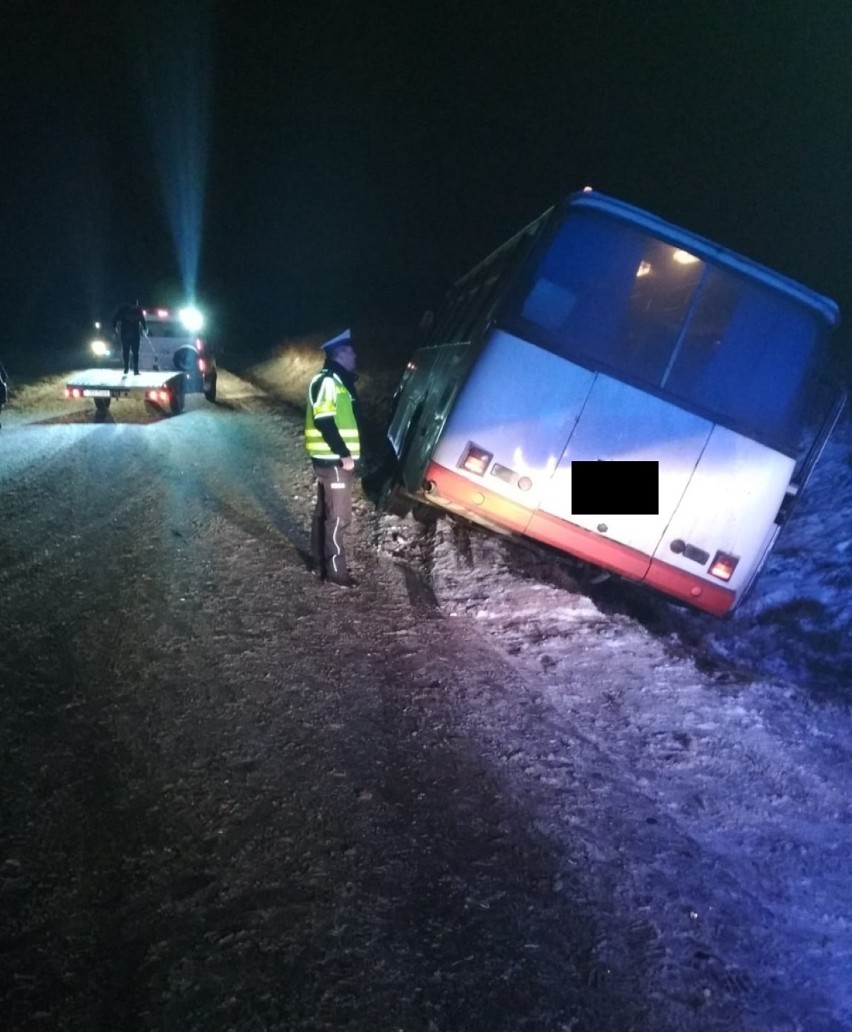 Wypadek autobusu i samochodu osobowego pod Rypinem [zdjęcia]