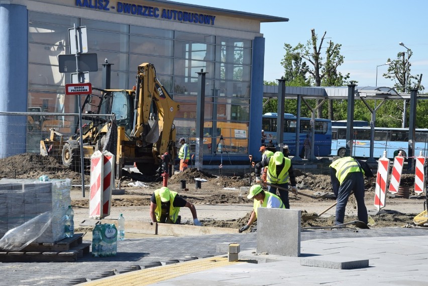 Trwa budowa centrum przesiadkowego przy dworcach PKP i PKS w...