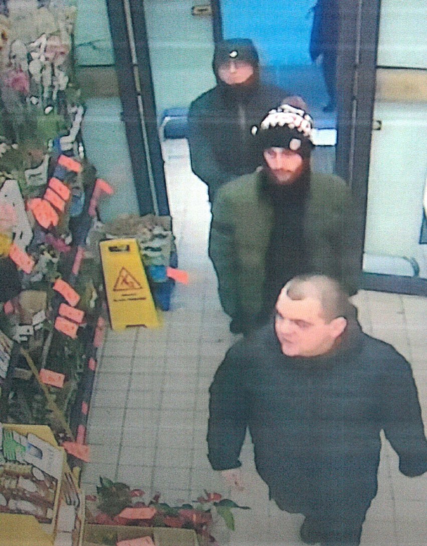 Ukradli w sklepie alkohol. Tych mężczyzn poszukuje opoczyńska policja - ZDJĘCIA