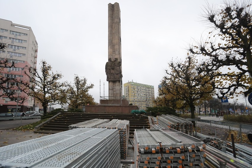Koniec pomnika Wdzięczności Armii Radzieckiej na placu Żołnierza [wideo] 