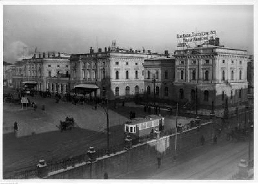 Tak dworzec wyglądał w 1940 roku. 

Niemieccy okupanci...