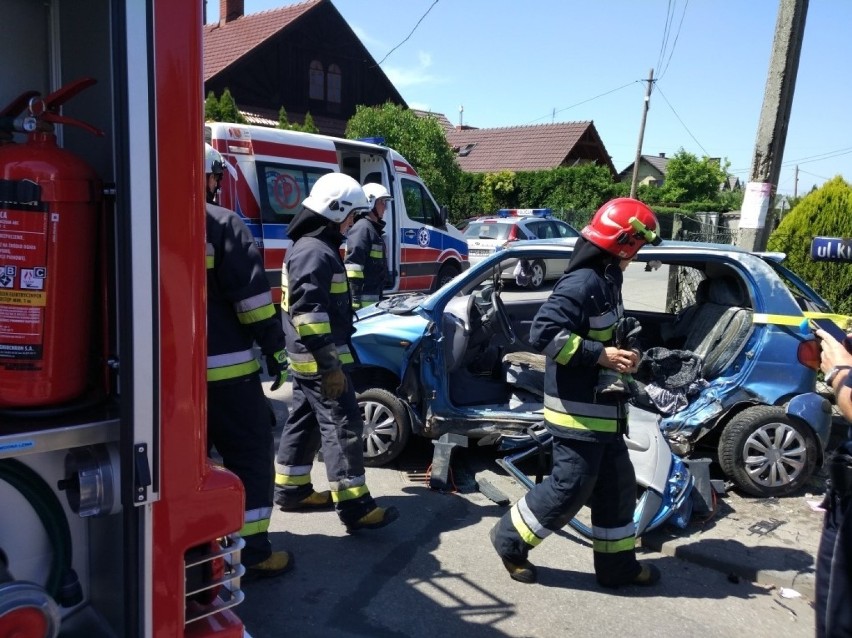 Utrudnienia w ruchu po wypadku w Kętach. Strażacy musieli wyciąć drzwi, by uwolnić kierującą matizem 18-latkę  