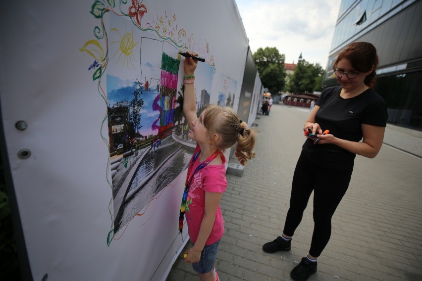 Wystawa wokół dawnego hotelu Silesia. To prace podopiecznych Fundacji Iskierka ZDJĘCIA