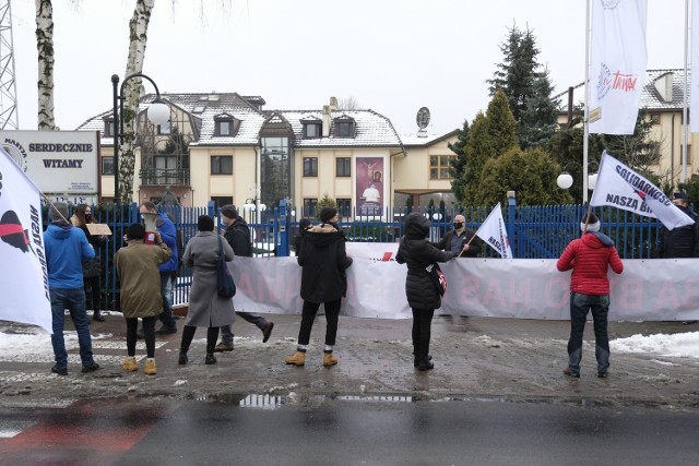 Międzymiastowa Akcja Solidarnościowa, czyli protest zmotoryzowany. To kolejna demonstracja przeciw "aborcyjnej" decyzji Trybunału Konstytucyjnego. Rozpoczęła się w środę w południe przed Halą Łuczniczki w Bydgoszczy. Uczestnicy demonstracji jadąc powoli oflagowanymi samochodami, przejechali stamtąd do Torunia, zatrzymując się po drodze przed sanktuarium w Porcie Drzewnym. W Toruniu przejechali przez centrum, m.in. obok siedziby Prawa i Sprawiedliwości oraz w sąsiedztwie Kurii Biskupiej, następnie pojechali pod siedzibę Radia Maryja. Tu wysiedli i rozłożyli transparenty. Protest zakończył się po godz. 15.