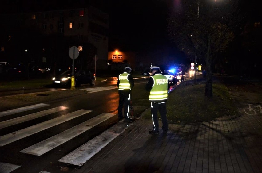 Policjanci z Kościerzyny wyjaśniają okoliczności wypadku drogowego, w którym uczestniczył 74-letni mężczyzna