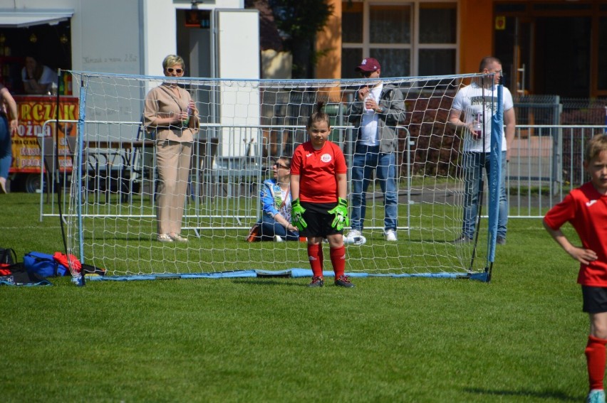 Na sportowo z Janem Pawłem II w Miejskiej Górce (2022). Grali w piłkę, biegali, maszerowali i jeździli z myślą o papieżu [ZDJĘCIA]