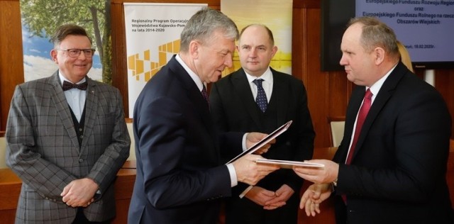 Władze gminy Golub-Dobrzyń podpisały dwie umowy o dofinansowanie projektów z Europejskiego Funduszu Rozwoju Regionalnego w ramach Regionalnego Programu Operacyjnego. Pozwoli to na remonty w  budynkach w Ostrowitem i Wrockach