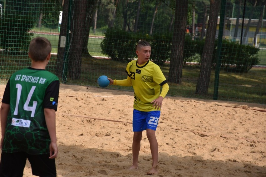 Młodzi zawodnicy rywalizują w turnieju piłki ręcznej plażowej w Wągrowcu