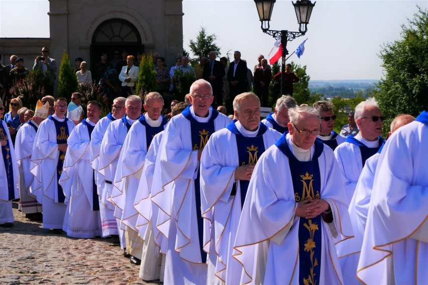 Chełm. Wierni z różami uczestniczyli w  uroczystej sumie odpustowej w chełmskiej bazylice. Zobacz zdjęcia