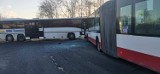 Wypadek obok Huty Katowice, w Dąbrowie Górniczej. Zderzenie autobusów, jedna osoba ranna