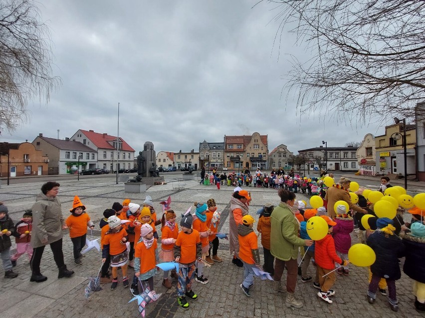 Przedszkolaki powitały wiosnę na margonińskim rynku 