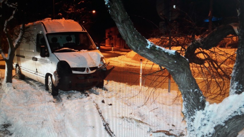 Bełchatów. Pijany uderzył dostawczakiem w drzewo i ...poszedł po kebab. Gdy wrócił, czekali na niego policjanci