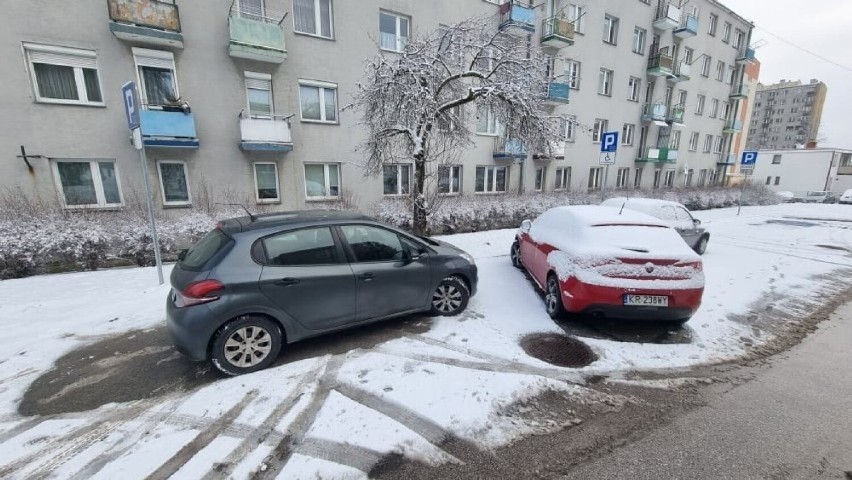 Nie zostawiać w zaparkowanym samochodzie rzeczy...