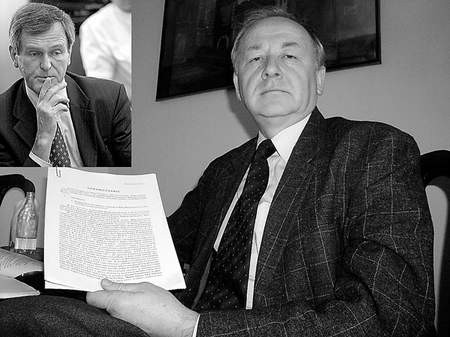Stanisław Mika prezentuje protokół komisji, która badała skutki działania wojewody Lechosława Jarzębskiego (u góry po lewej). Fot. A. Karpeta/A. Gola