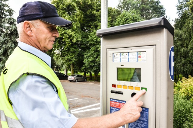 Strefa płatnego parkingu w Szamotułach. Tadeusz Baraniak wyjaśnia, że korzystanie z nowych parkometrów jest bardzo proste