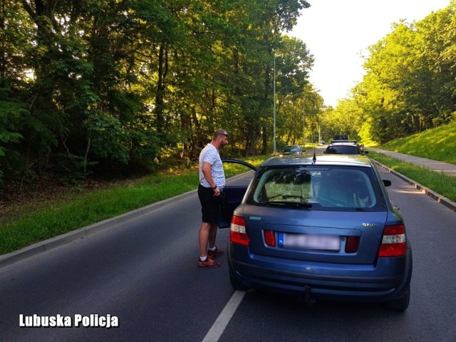 Przytomne zachowanie policjanta mogło zapobiec drogowej tragedii. Zatrzymał on kierowcę, który w organizmie miał ponad 2,5 promila. Bełkotał, był agresywny, wulgarny i awanturował się mając przy tym orzeczony zakaz prowadzenia pojazdów.

O dużym pechu może mówić 57-letni mieszkaniec Gorzowa, który jechał fiatem stilo ul. Dobrą w Gorzowie. - Jego jazda wzbudziła podejrzenie u policjanta st. sierż. Pawła Olejniczaka, który w sobotni wieczór, będąc po służbie, wraz z dwójką dzieci jechał po zakup nowego roweru dla córki – informuje nadkom. Marcin Maludy, rzecznik prasowy Komendy Wojewódzkiej Policji w Gorzowie Wlkp. - Kierujący jechał nienaturalnie, co chwila zjeżdżając do osi jezdni ostro kontrując. Bez chwili zawahania policjant wyprzedził auto i uniemożliwił dalszą jazdę.

Już po chwili wiadomo było, że kierowca wsiadł do samochodu wcześniej pijąc alkohol. Silna woń wyczuwalna była przez policjanta jeszcze przed badaniem. Kierowca nie ustępował. Był agresywny, wulgarny i awanturował się chcąc kontynuować jazdę. Policjant zabrał kluczyk i wezwał patrol policji. 

Po chwili powstał długi korek, a zmotoryzowani początkowo byli zdezorientowani. Do policjanta dołączył z pomocą kierowca z innego samochodu. Przeprowadzone badanie na zawartość alkoholu wskazało, że mężczyzna w swoim organizmie miał ponad 2,5 promila. To jednak nie był koniec jego kłopotów. 

Po sprawdzeniu w policyjnych bazach danych okazało się, że 57-latek miał orzeczony zakaz prowadzenia pojazdów mechanicznych. Gdy wytrzeźwieje usłyszy zarzuty.

- Siadanie do auta po alkoholu to bezmyślność. Dlatego moja reakcja była naturalna i powinna charakteryzować nie tylko stróżów prawa ale wszystkich nas. Cieszę się, że udało się wyeliminować z drogi nieodpowiedzialnego kierowcę, który mógł stworzyć zagrożenie dla innych - powiedział st. sierż. Paweł Olejniczak.

Zobacz też: Gorzów Wielkopolski. W kilkanaście minut suche ulice zamieniły się w rwącą rzekę. Ten film podbija internet
