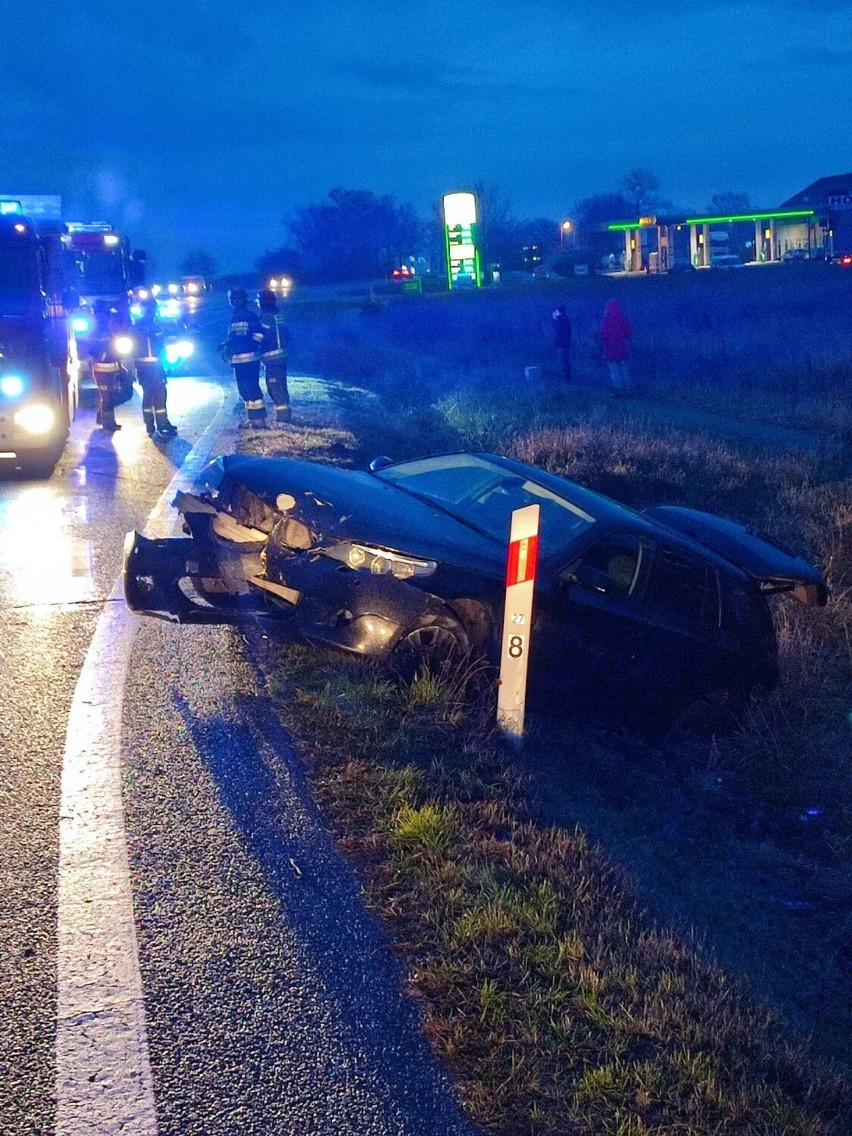 Wypadek w Dziekanowicach. Dachowanie samochodu osobowego