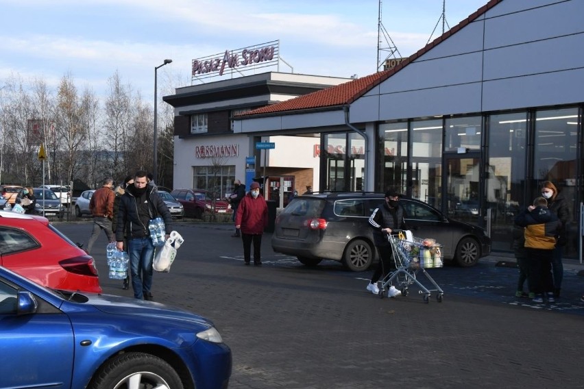 Od rana trwało w marketach spożywczych wielkie kupowanie. Na...