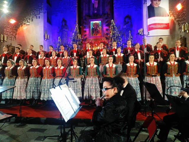 Koncert Zespołu Pieśni i Tańca "Śląsk"  w kościele św. Antoniego w Zduńskiej Woli zakończył obchody  jubileuszu 100-lecia obecności księży Orionistów w Polsce.