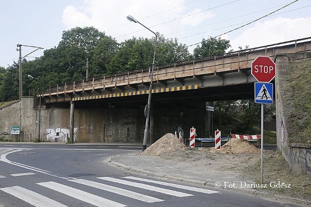 Wiadukt kolejowy nad ul. Wrocławską w Wałbrzychu, która jest częścią drogi krajowej nr 35