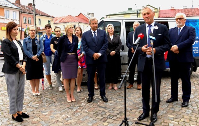 W briefingu wojewody świętokrzyskiego Zbigniewa Koniusza na staszowskim Rynku, udział wzięli, m.in. poseł Krzysztof Lipiec, starosta staszowski Józef Żółciak, wiceprzewodniczący Rady Powiatu w Staszowie Stanisław Batóg, zastępca burmistrza miasta i gminy Staszów dr Ewa Kondek, dyr. PCPR w Staszowie Anna Ogórek, kierownik OPS w Staszowie Renata Śledź oraz pracownicy urzędów.