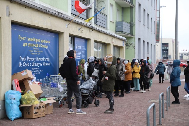 Ukraińcy uchodźcy kolejny dzień stoją w deszczu i śniegu po dary