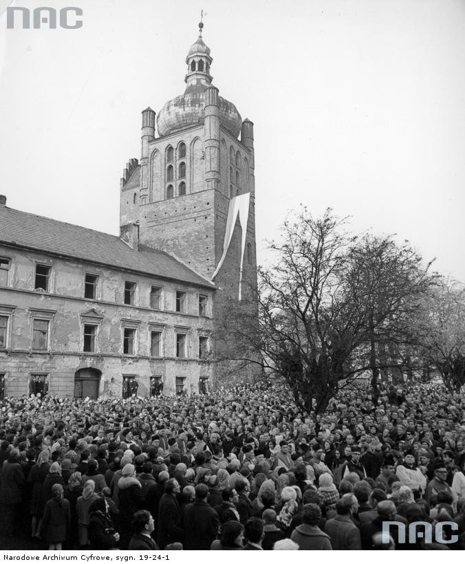 Uczestnicy uroczystości na placu przed bazyliką katedralną...