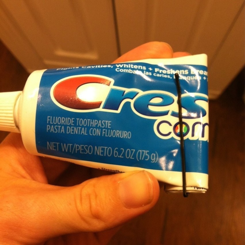 Aby nie marnować pasty do zębów i łatwiej ją wyciskać, można...