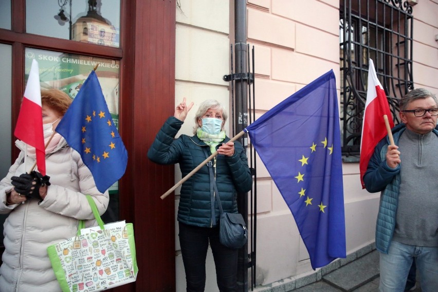  "My zostajemy w UE". W Lublinie, Chełmie i Puławach odbyły się protesty przeciwko wyrokowi Trybunału Konstytucyjnego 