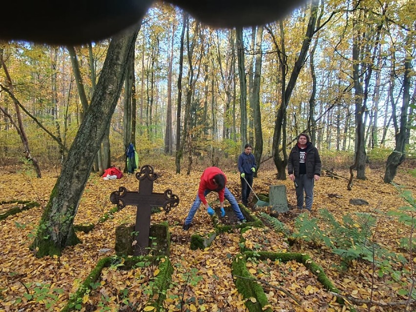 Młodzież z Goleniowa znów porządkowała ewangelicki cmentarzyk w Żółwiej Błoci