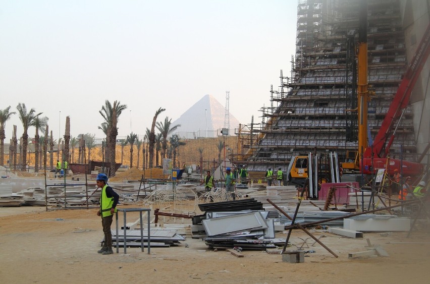 Nowe Muzeum wznosi się niedaleko słynnych piramid w Gizie.